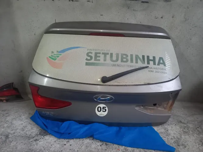 Tampa do porta malas e lanterna traseira esquerda 