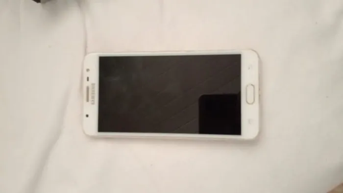 Vendo celular sansung J7 . Não liga. Sem trincados