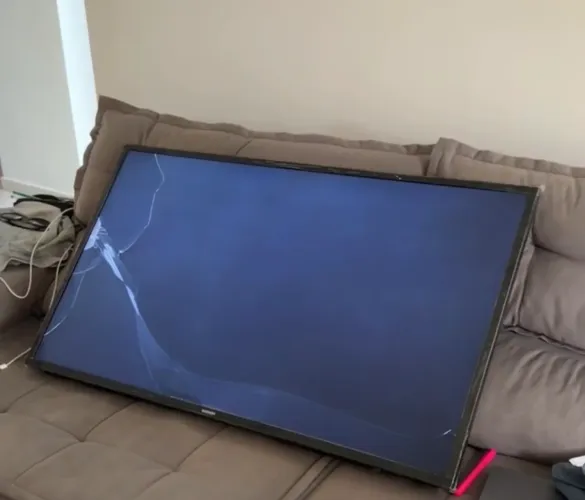 Samsung Smart TV 43" UN43T5300 - Tela Quebrada + Controle e Pés Originais