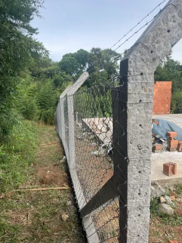 Tela de alambrado, palanques de concreto e cercas.