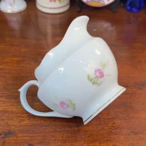 ANTIGA CREMEIRA EM PORCELANA REAL.