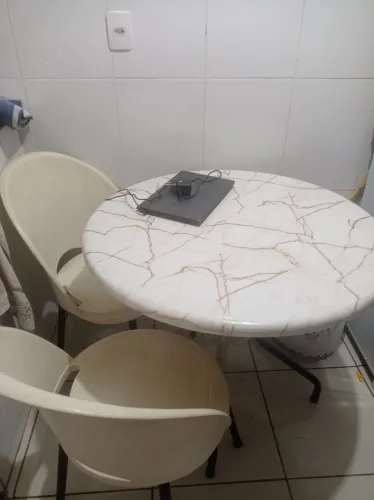 Mesa com 2 cadeiras