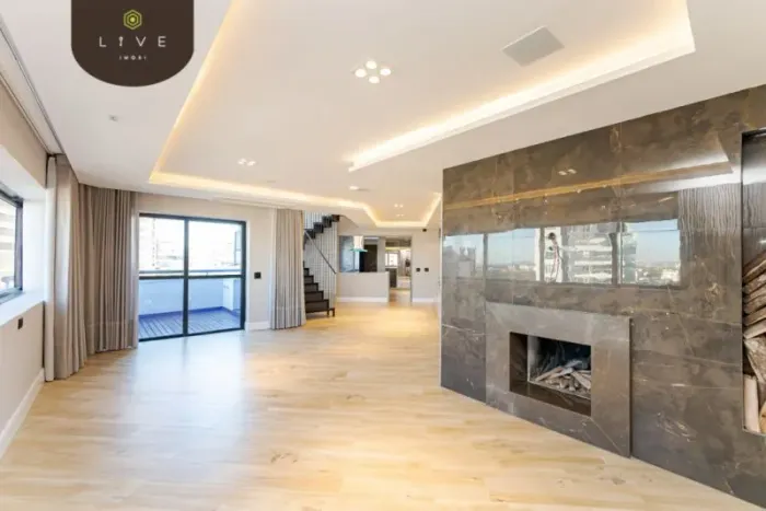 Cobertura duplex disponível para locação no Edifício Terraza Maggiore, com 03 suítes, 04 v