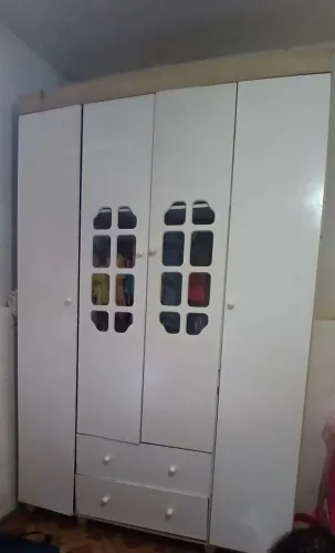 Guarda-roupa e cômoda 