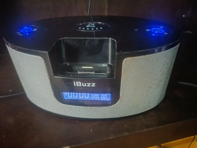 rádio-relógio com dock para iPod/iPhone iBuzz,