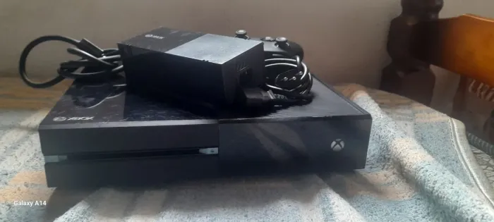 XBOX ONE FAT, fonte original, e acompanha um controle de xbox series s, danificado!