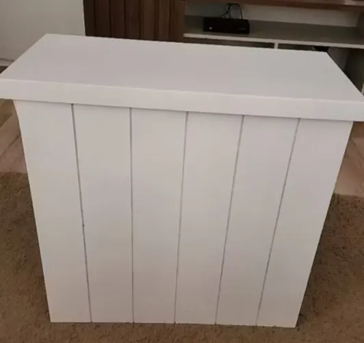 Vendo mesa fake ripada na cor branca, 70x70 para decoração 