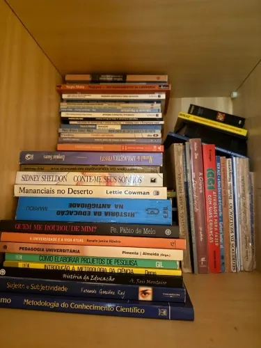 Vendo livros, cds e dvds