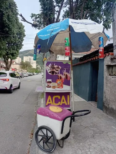Barraca com carrinho de sorvete completo