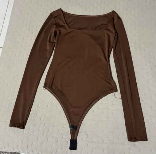 Body Marrom Manga Longa Decote Quadrado