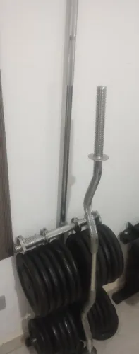Kit treino- 102 kg de anilhas+Barra reta 1,80+Barra w1,20+ 1 par de halter+ 1 par de torre