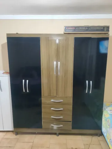 Guarda roupa 6portas usado já vai estar desmontado pequenos detalhes, * zap