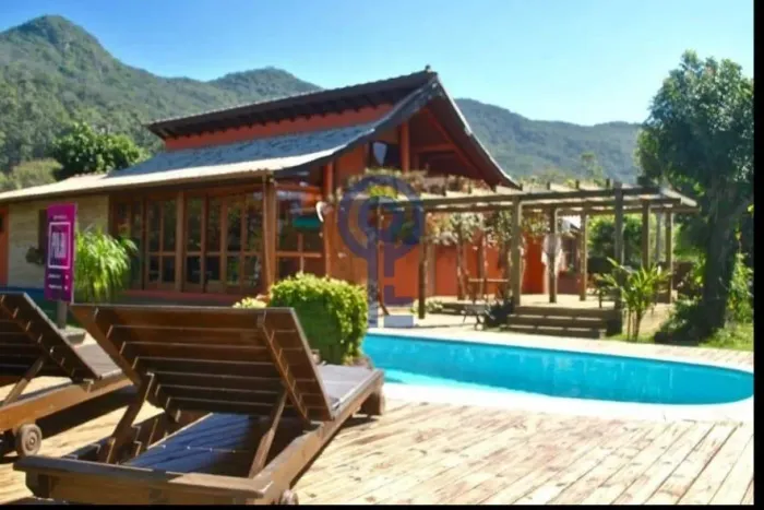 Casa com 7 dormitórios no Pântano do Sul