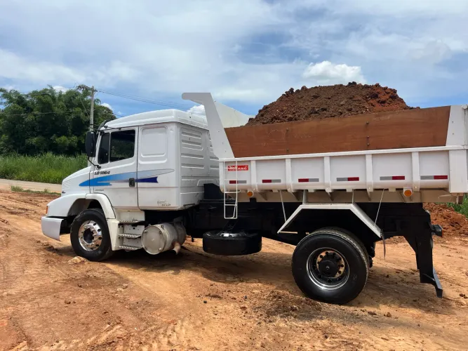 Caminhão toco 1634 caçamba 4x2 basculante