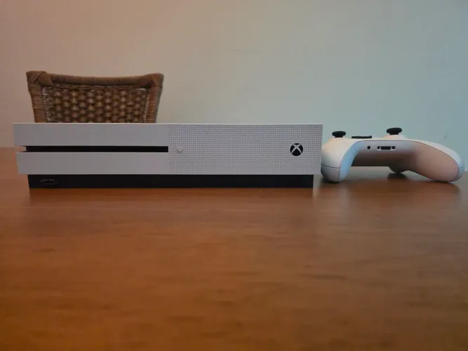 Xbox One S 1TB + Controle Novo | Ótimo Estado