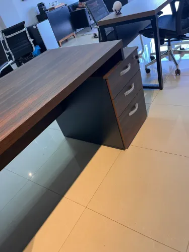 MESA DE ESCRITORIO COM GAVETEIRO LOJA IKONOFFICE 