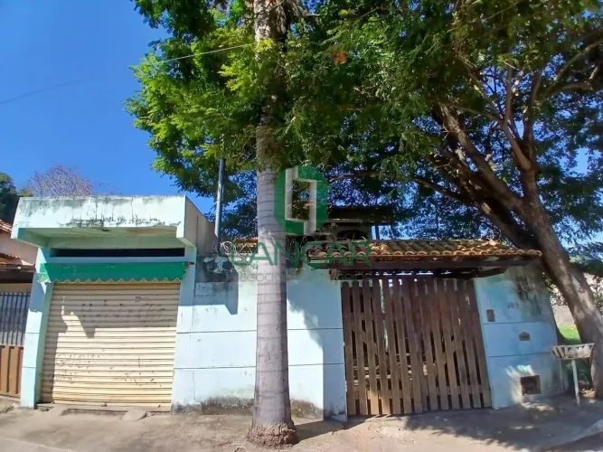 Casa com 3 quartos com loja em Vespasiano