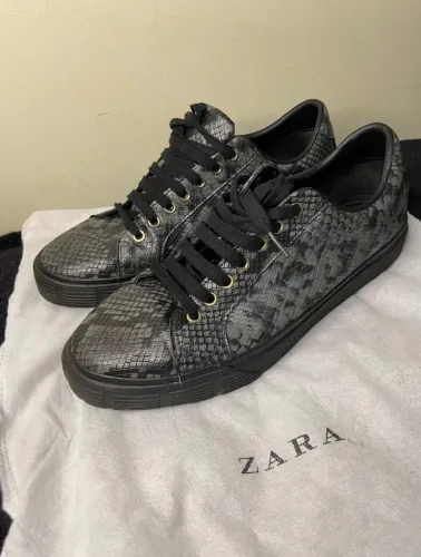 Tênis Zara estampa de cobra tamanho 40BR 42EU