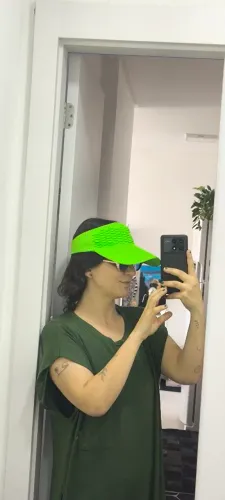 viseira feminina verde neon em malha com aba curvada e detalhe canelado/trançado na testa.
