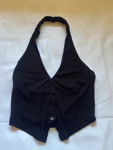 Top preto com botões estilo corset
