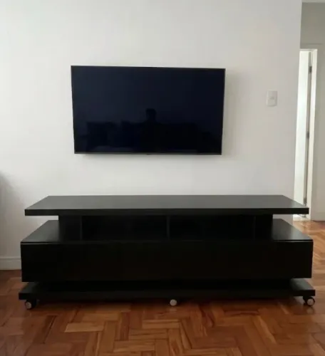 Rack Preto para TV de até 75" com Rodízios e Gavetões - Seminovos em Perfeito Estado