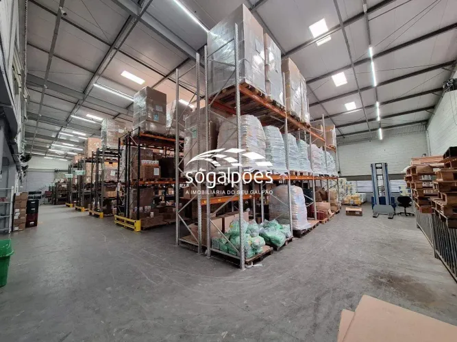 Complexo comercial com galpão