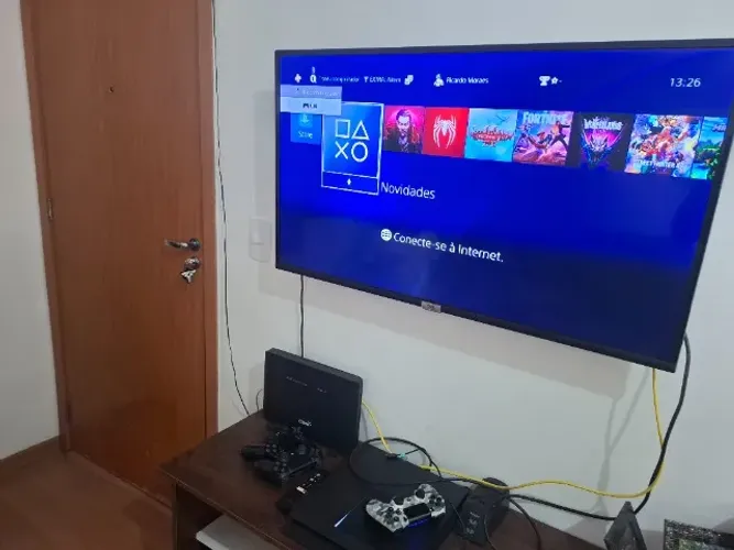 Playstation 4 1TB + controles e jogos
