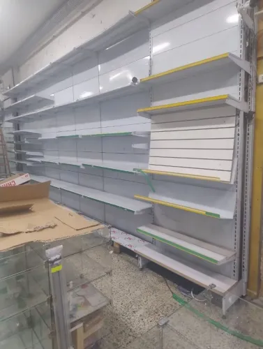 Gônodas e prateleiras em ótimo estado e preço baixo,p equipar loja, preços baixos