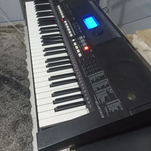 Teclado Yamaha PSR E 443 bem conservado