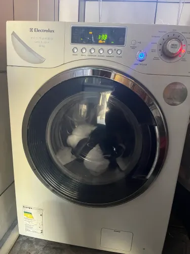 Máquina Lava e Seca Electrolux COM defeito