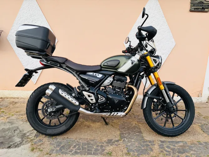 Triumph Scrambler 400x, suporte original e baú Givi, revisada