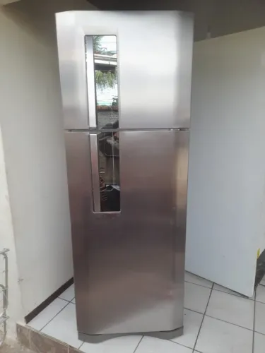 vendo geladeira Electrolux frost free completa funcionando perfeitamente entrego chama