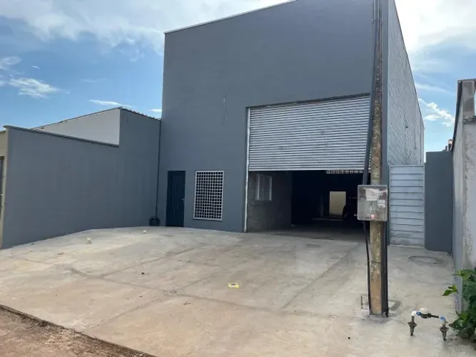 Galpão Comercial para Alugar na 612 Sul-192 m² com escritório, copa e acesso para caminhão