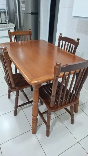 MESA COM CADEIRAS