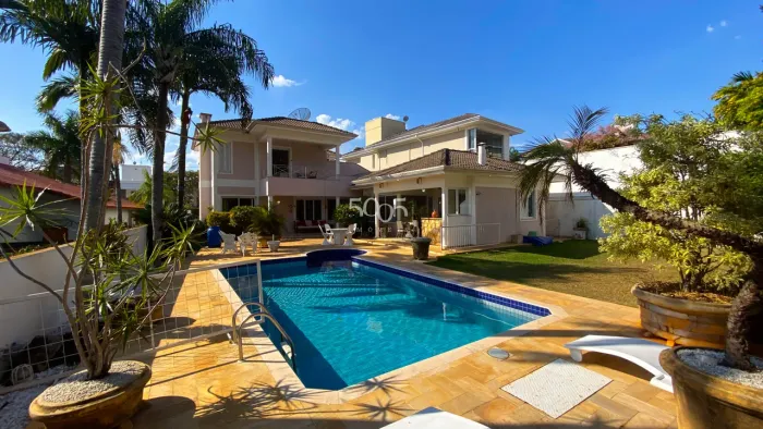 Casa para locação no Condomínio Jardim Theodora com 300m² de construção e 4 suítes