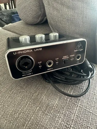 Interface de Áudio Behringer U-Phoria UM2 USB