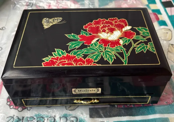 Leiam Caixa De Música Porta-joias Vintage Yaps - Elvis Presley tem pequeno detalhe
