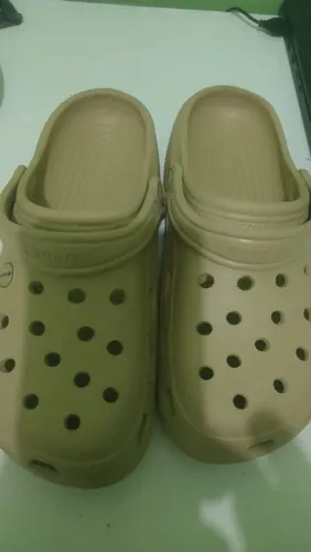 Crocks e tenis