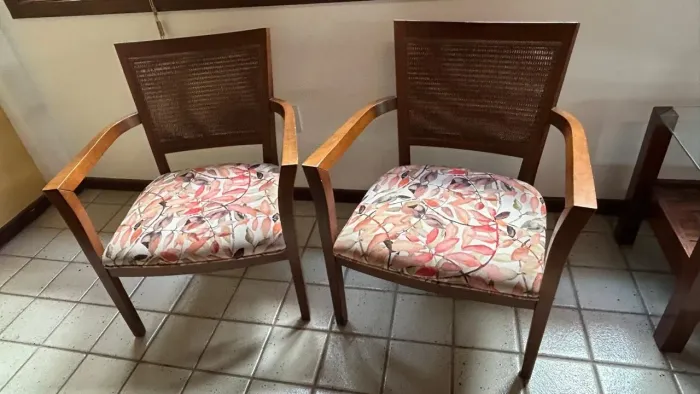 Cadeiras de braços tipo poltrona, com encosto de rattan