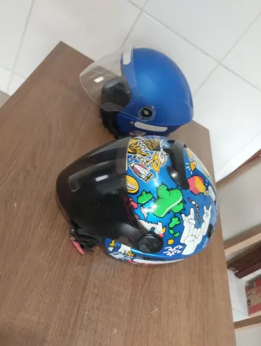 Vendo 2 Capacetes em perfeitos estados semi novo