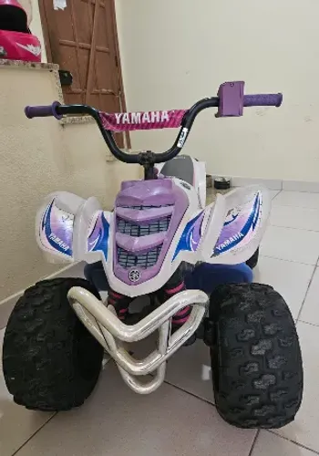 mini quadriciclo elétrico infantil Yamaha Raptor 12V na cor roxa/branca