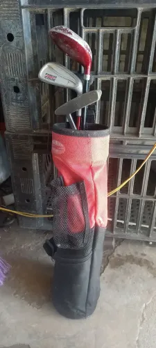 Vendo conjunto de tacos de Golf Junior Red Zone 