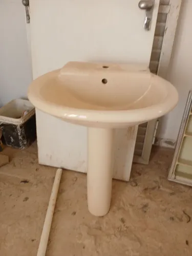 Pia de banheiro com coluna