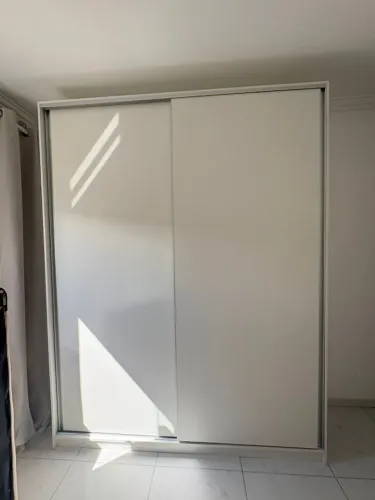 ROUPEIRO NOVO 100% MDF COM PORTAS DE CORRER