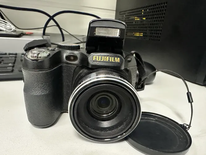 Câmera Digital Fujifilm FinePix S - Zoom Ótico 18x Excelente Estado 