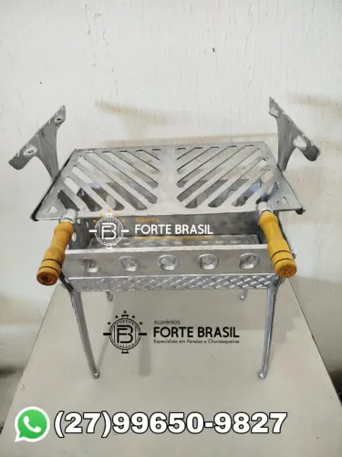 Churrasqueira de alumínio batido toda desmontável com 3 níveis de grelha