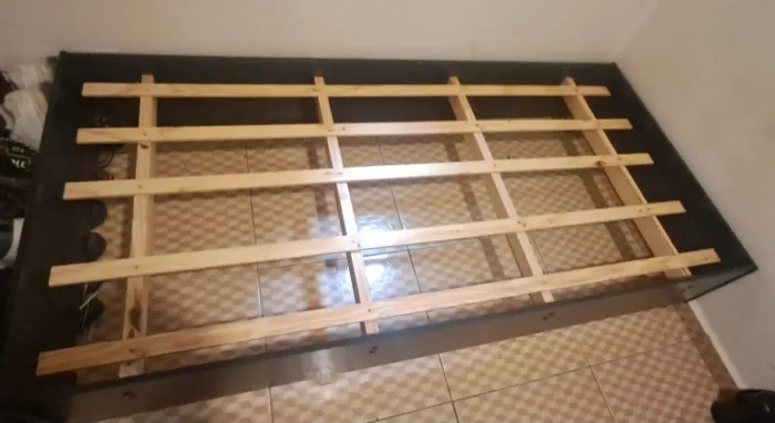 Cama e escrivaninha A VENDA!