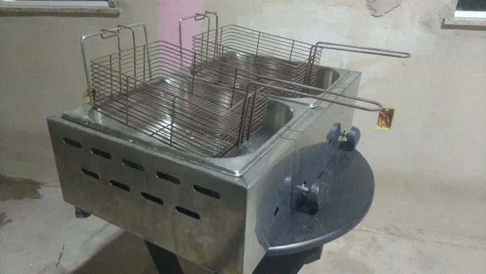 Fritadeira a gás duas cubas (grátis um escorredor de aço inox )