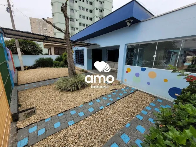Casa comercial com amplo terreno para alugar no Centro de Brusque