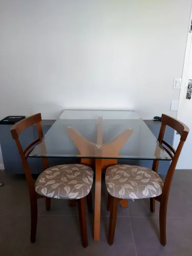 Mesa de madeira com tampo de vidro 110x80. (Brinde 2 cadeiras)